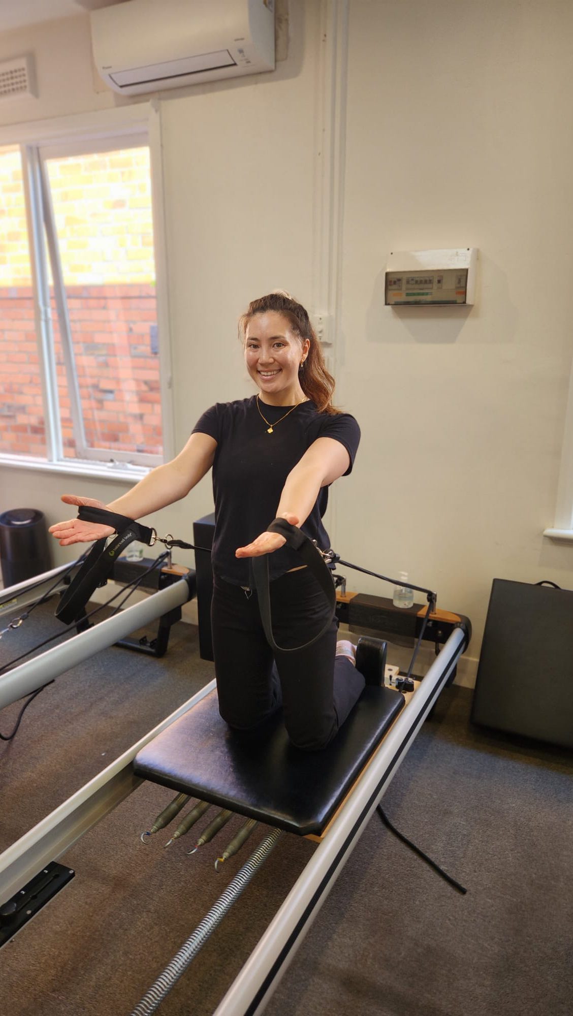 Kneeling upright rows or offerings on the reformer
Is a wonderful exercise to help build shoulder stability, strength, and control. To progress and activate your quads perform from kneeling to high kneeling for an extra challenge
️